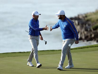 Sergio Garcia, golfista en la Liga saudí, junto a Jon Rahm, del PGA Tour, durante la Ryder Cup en septiembre de 2021.