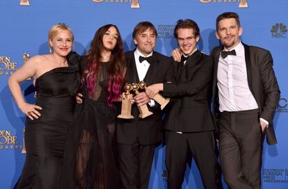 Patricia Arquette, Lorelei Linklater, o diretor Richard Linklater, Ellar Coltrane e Ethan Hawke comemoram o Globo de Ouro de melhor drama para ‘Boyhood – da Infância à Juventude’.