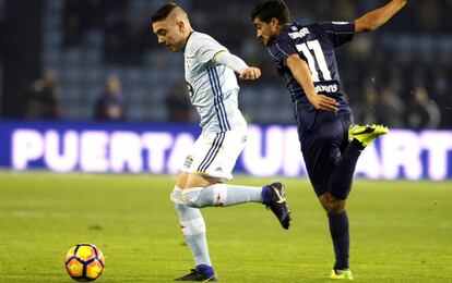 Iago Aspas disputa la pelota a Chory Castro durante el partido entre Celta y M&aacute;laga