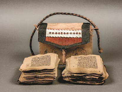 Páginas sueltas del Corán guardadas en una caja portátil. Granada (España) o Norte de África, finales del siglo XV.