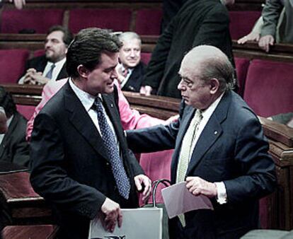 Artur Mas (izquierda) habla con Jordi Pujol durante un pleno del Parlamento catalán.
