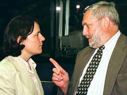 Loyola de Palacio conversa con el comisario europeo Franz Fischler en Luxemburgo, en 1998.