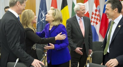 La ministra de Exteriores, Trinidad Jiménez, saluda a la secretaria de Estado, Hillary Clinton, en presencia del secretario de la OTAN, Anders Fogh Rassmussen y del ministro alemán de Exteriores Guido Westerwelle.