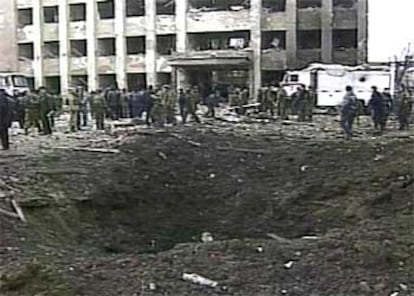 Imagen del cráter producido por una de las explosiones frente a la sede del Gobierno prorruso de Grozni.