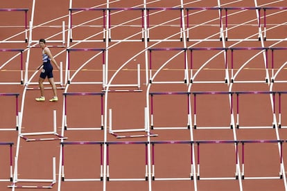 Andrew Pozzi tras tirar una valla en los 110m.