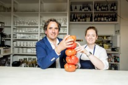 Carlos Zamora con la chef Patricia Sáinz Santamaría.