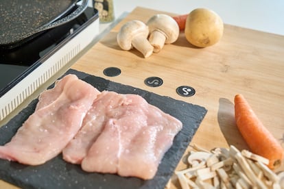 Las etiquetas inteligentes diseñadas por un grupo de científicos españoles detectan las bacterias en la comida.