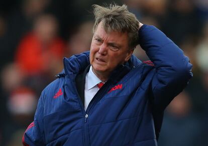 Louis van Gaal, desesperado, en el partido contra el Stoke City.