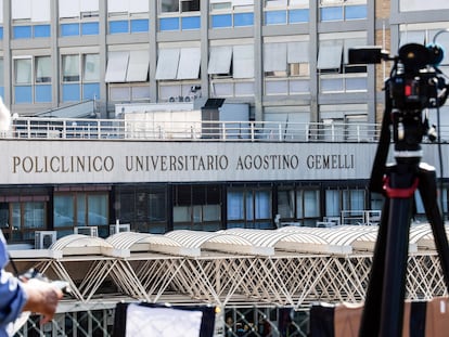 Entrada del hospital Gemelli, este jueves en Roma, donde está ingresado el papa Francisco tras a la operación a la que se sometió el miércoles.