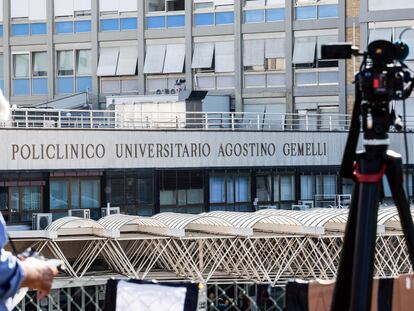 Entrada del hospital Agostino Gemelli en Roma