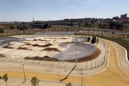 Aspecto del circuito de BMX que hoy inaugura el alcalde Alberto Ruiz-Gallardón dentro del proyecto Madrid Río.
