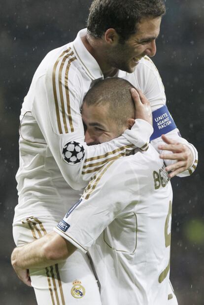 Higuaín y Benzema celebran un gol.