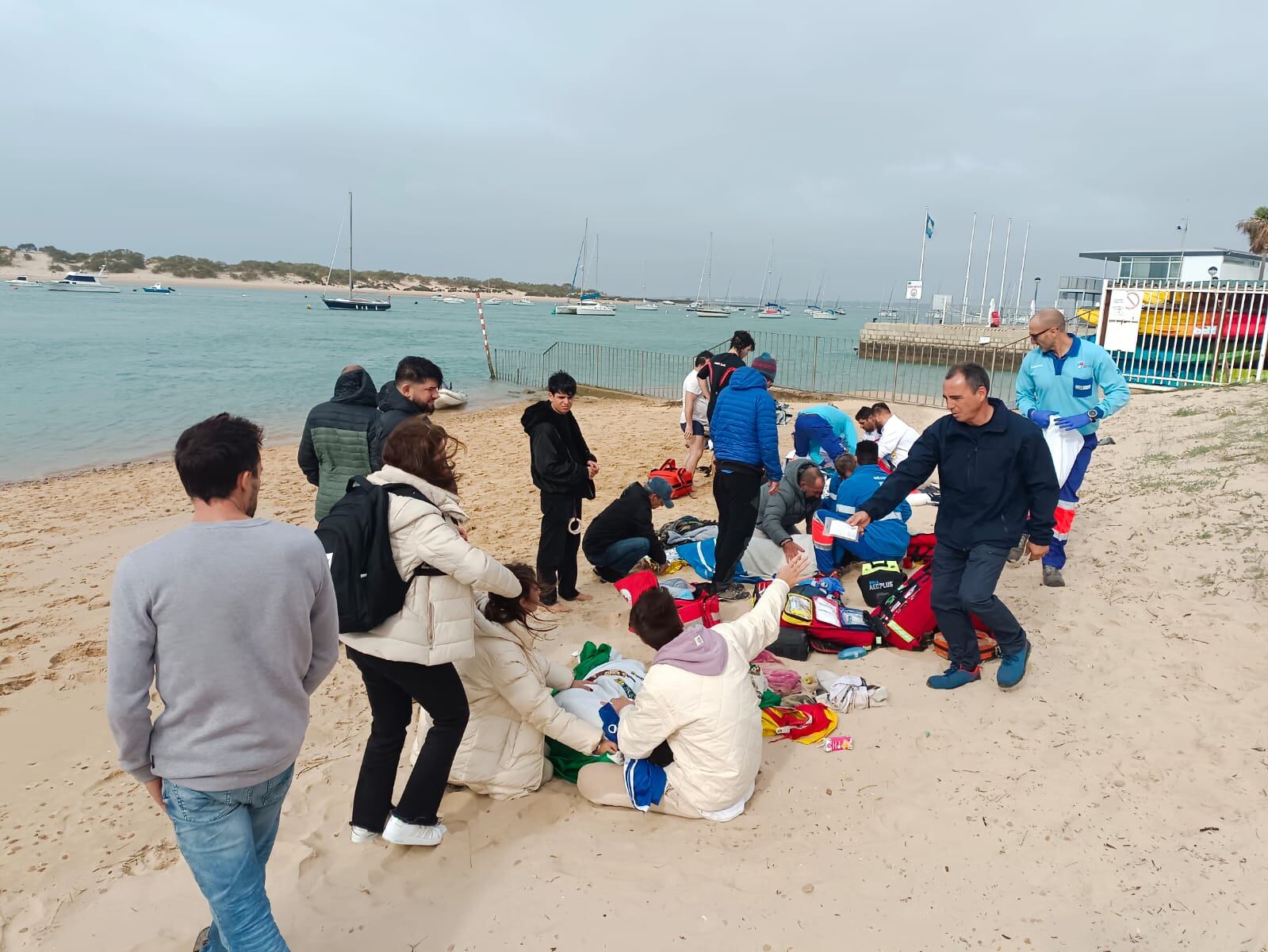 Miembros de la productora y del Club Náutico Sancti Petri auxilian a los migrantes arrojados de la narcolancha, este miércoles en Chiclana.