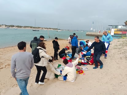 Miembros de la productora y del Club Náutico Sancti Petri auxilian a los migrantes arrojados de la narcolancha, este miércoles en Chiclana.