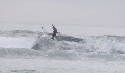 Paula haciendo surf un día totalmente nublado