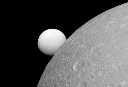 En esta foto aparece Dione (en primer plano) y Encélado (al fondo), dos de las lunas de Saturno. Ambas están compuestas de materiales muy parecidos pero, aún así, Encélado es más blanco y brillante contra el cielo oscuro porque tiene más reflectividad. Soporta una lluvia constante de granizo, lo que hace que su superficie sea más brillante y blanca que la de Dione. La imagen fue tomada por Cassini, la nave espacial de la NASA, la ESA y la agencia italiana que estudia Saturno desde 2004. Cassini estaba a 83.000 kilómetros de distancia de Dione, el satélite que se ve más cercano en la imagen.