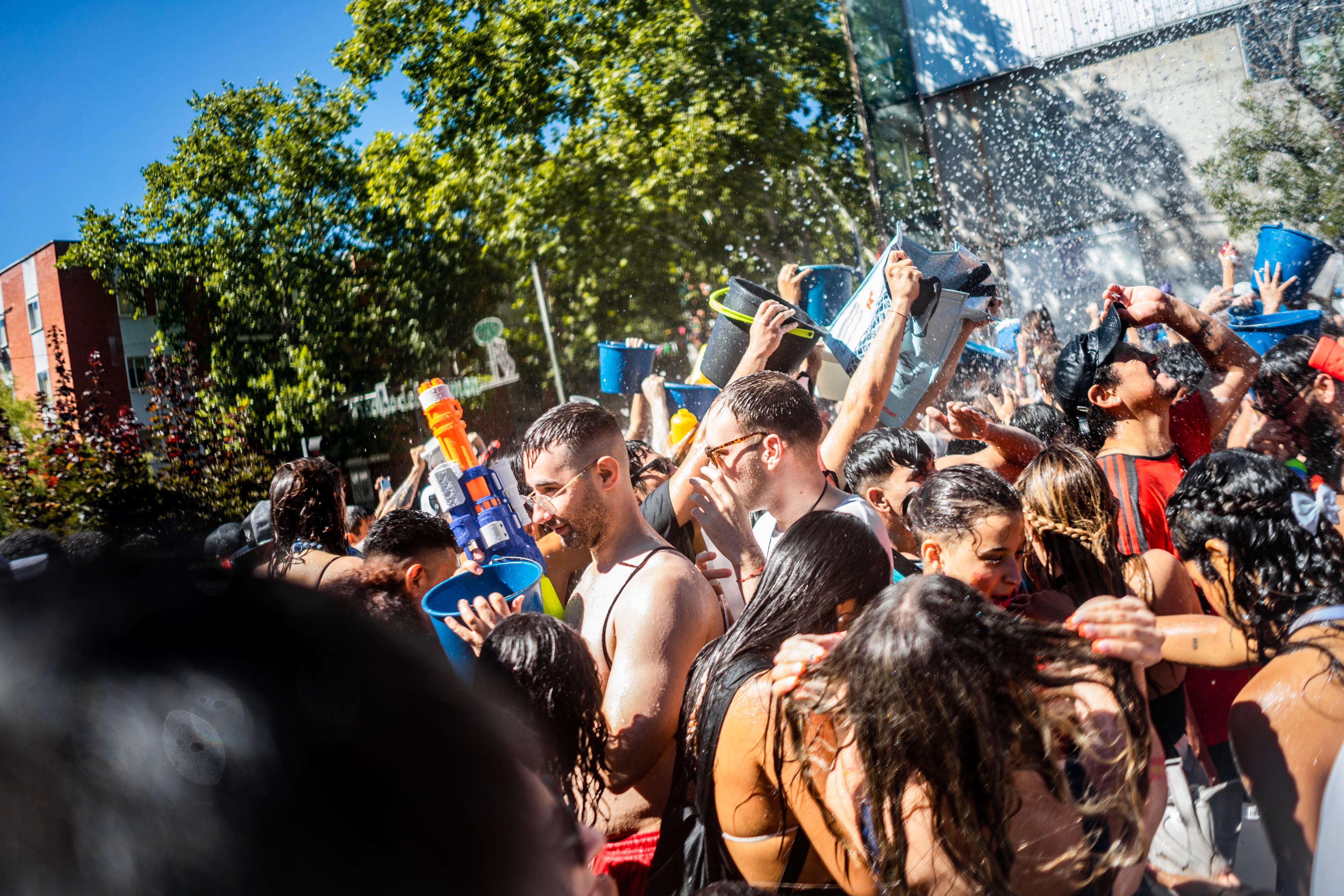 Los vecinos del barrio de Vallecas en la fiesta de la Batalla Naval de 2024.
