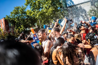 Los vecinos del barrio de Vallecas en la fiesta de la Batalla Naval de 2024.