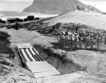 Un escuadrón de soldados dispara sobre los cuerpos de 15 oficiales y hombres asesinados en la Estación Aérea Naval de Kanoehe Bay (Hawái), el 8 de diciembre de 1941, tras la incursión japonesa del día anterior.