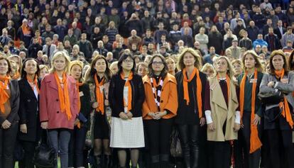 La vicepresidenta del Consell, Mònica Oltra, participó junto a un amplio número de mujeres en el acto organizado por el Valencia CF en Mestalla el pasado sábado contra la violencia de género.