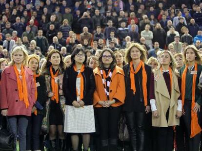 La vicepresidenta del Consell, Mònica Oltra, participó junto a un amplio número de mujeres en el acto organizado por el Valencia CF en Mestalla el pasado sábado contra la violencia de género.