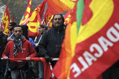 Trabajadores del sector metalúrgico marchan contra los recortes, ayer en Turín.