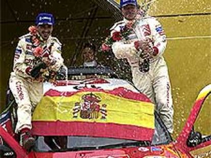 Marc Martí y Carlos Sainz festejan el triunfo.