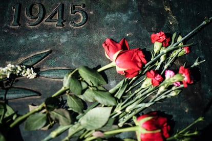 Flowers on a Soviet military monument in Berlin, this Sunday, on the occasion of the commemoration of the end of World War II.