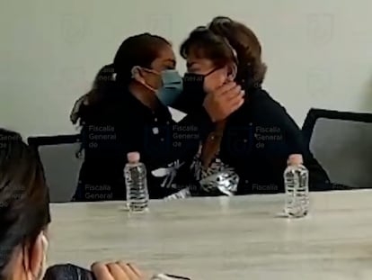 Juana y su madre se encuentran en la Fiscalía de Ciudad de México después de 27 años.