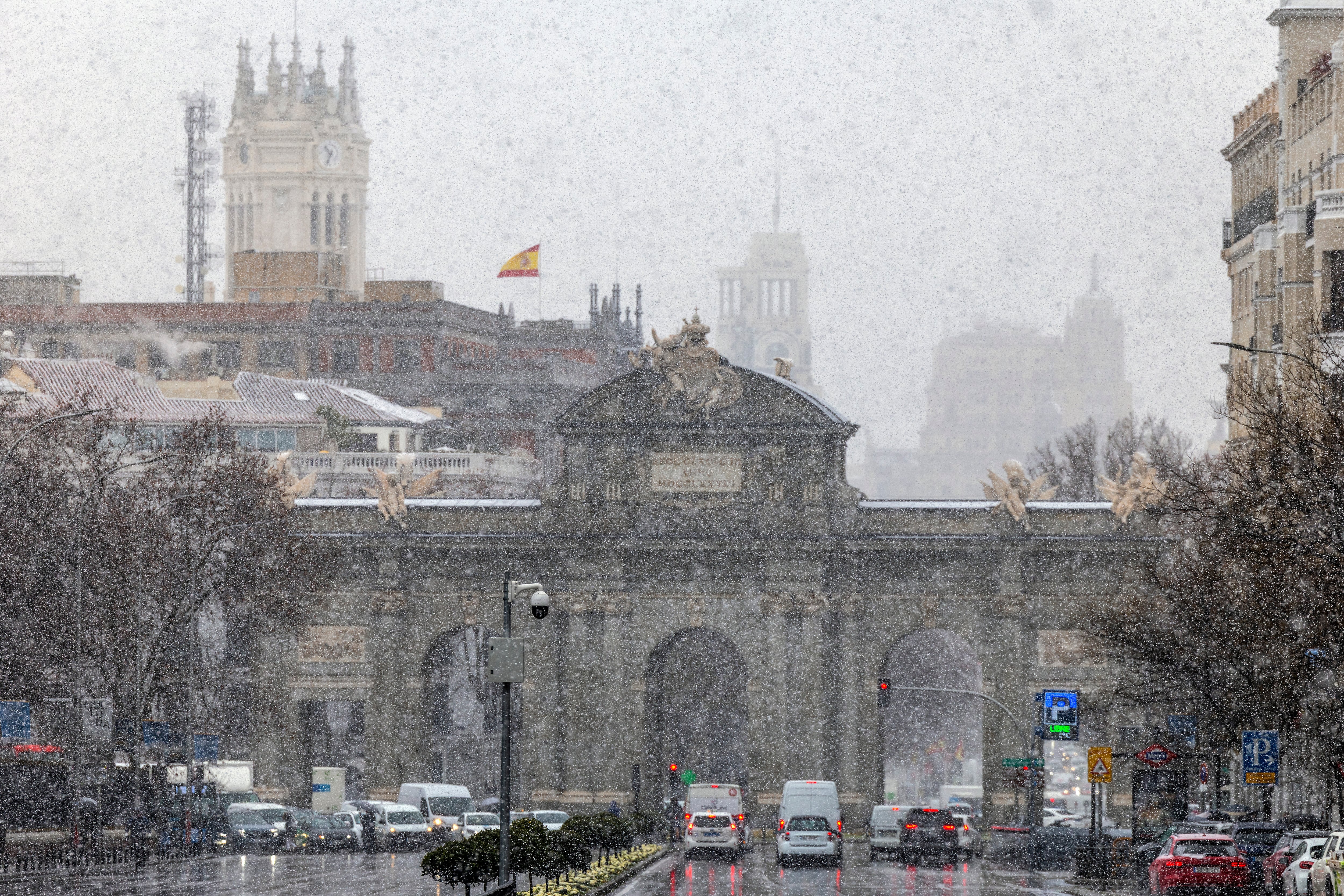 Nieve sobre la Puerta de Alcalá de Madrid, este miércoles. 