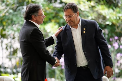 Luis Arce estrecha manos con el presidente colombiano, tras su intervención en la cumbre.