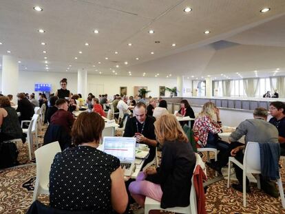 Ambiente de negocios en la tercera planta del Hotel Excelsior, donde se celebra el mercado.