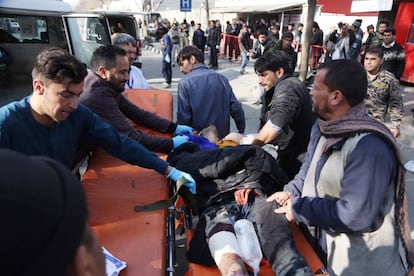 Varias personas trasladan a un herido a su llegada al hospital de Kabul tras el ataque terrorista, el 27 de enero de 2018.