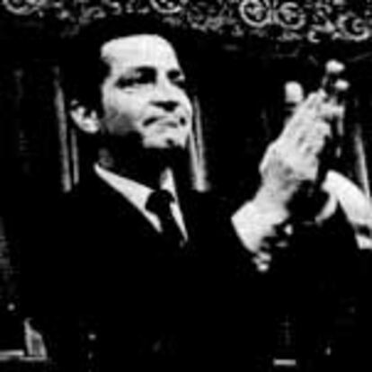 El presidente Adolfo Suárez, visiblemente emocionado, aplaude dirigiéndose hacia los procuradores, una vez conocida la aprobación por abrumadora mayoría del proyecto de reforma política. El presidente manifestó, tras conocerse la votación: "Yo tenía total confianza en el pueblo español y, por supuesto en los procuradores". Su primera gran victoria ante las Cortes