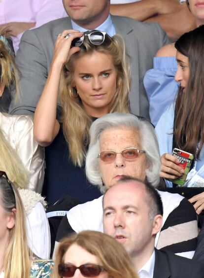 Cressida Bonas, la última novia conocida de Enrique de Inglaterra ocupó un lugar en la grada de Wimbledon.