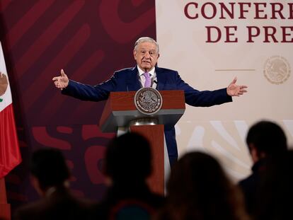 Andrés Manuel López Obrador habla durante la conferencia matutina en Palacio Nacional, el 10 de abril.