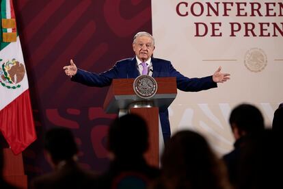 Andrés Manuel López Obrador habla durante la conferencia matutina en Palacio Nacional, el 10 de abril.