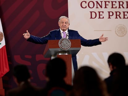 Andrés Manuel López Obrador habla durante la conferencia matutina en Palacio Nacional, el 10 de abril.