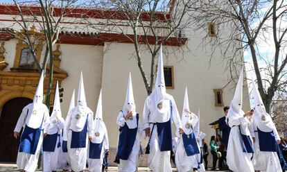 Nazarenos de la Hermandad de Los Negritos, en la Semana Santa de 2018 en Sevilla.