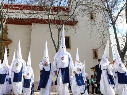 Nazarenos de la Hermandad de Los Negritos, en la Semana Santa de 2018 en Sevilla.