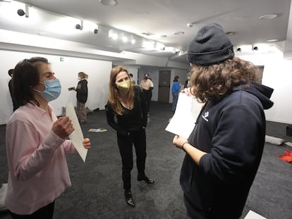 Los jóvenes artistas que participan en Ágora Joven junto a la actriz María Pastor en el Teatro Fernán Gómez de Madrid.