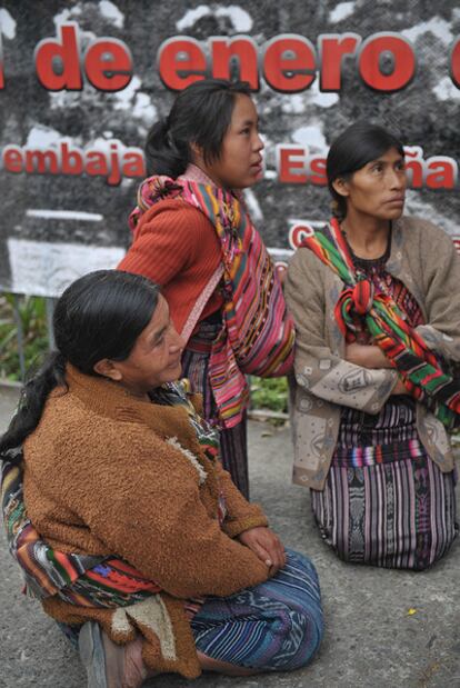 Mujeres indígenas asisten a un acto conmemorativo ayer en Guatemala