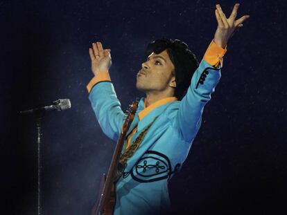 Prince, en su actuaci&oacute;n durante la media parte de la Super Bowl en 2007.