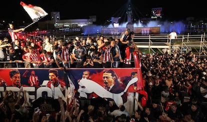 Los jugadores de las Chivas celebran con su afición en la Minerva