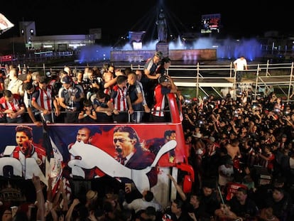 Los jugadores de las Chivas celebran con su afición en la Minerva