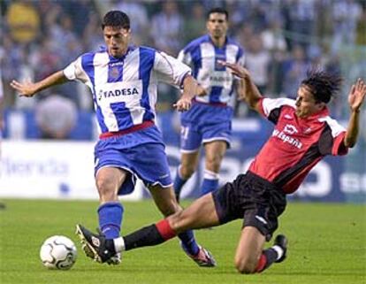 Peña (dcha.), corta el avance de Diego Tristán en un momento del partido.