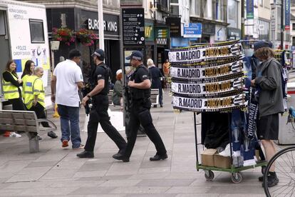 Efectivos policiales patrullan las calles del centro de Cardiff, en la víspera de la final de la Liga de Campeones que enfrenta al Real Madrid con el Juventus de Turín.