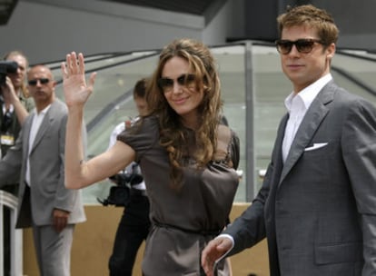 Angelina Jolie y Brad Pitt han llegado a Cannes. La pareja más glamorosa del cine mundial ha viajado a la ciudad francesa para acudir a la presentación de A mighty Heart, protagonizada por ella. Ambos se han presentado ataviados con gafas de sol y sendos trajes oscuros. Él, gris marengo, ella marrón.