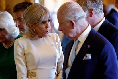 Brigitte Macron, esposa del presidente de Francia, Emmanuel Macron, conversa con el rey Carlos III del Reino Unido.