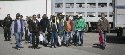 Trabajadores de Esfosa a la salida de su turno de trabajo.